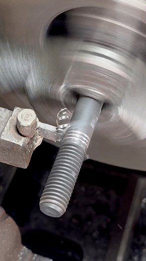 781K views · 3.1K reactions | Aumentando rosca no parafuso. .......#usinagem #machining #welding #mecanico #gambiarra #torneiromecanico #truck #shorts #viral #cnc #machine #engineering #tools #engineer | Joilton Alves da Silva | Facebook