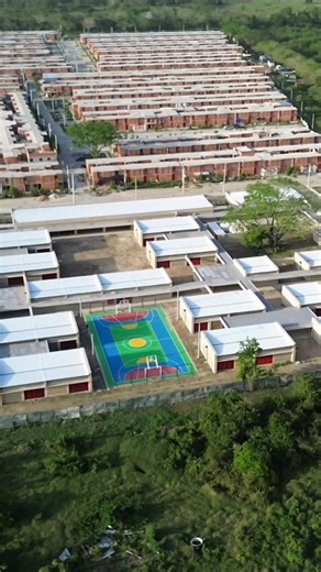 #Cartagena | ¡Estamos listos para un nuevo hito educativo! ✨🤩 ✅ Muy pronto la Institución Educativa Cecilia Porras, el primer colegio público bilingüe de Cartagena, ubicado en el Megabarrio Bicentenario abrirá sus puertas. 📚 1.050 estudiantes iniciarán formación con enfoque en bilingüismo y habilidades para el futuro. 🤝 Un logro posible gracias al trabajo articulado entre el Gobierno Nacional, la Alcaldía de Cartagena, la Fundación Santo Domingo y la Fundación Pies Descalzos. ¡Seguimos constr