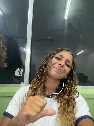 Geovana Mostra Seu Cabelão em Vídeo Empolgado