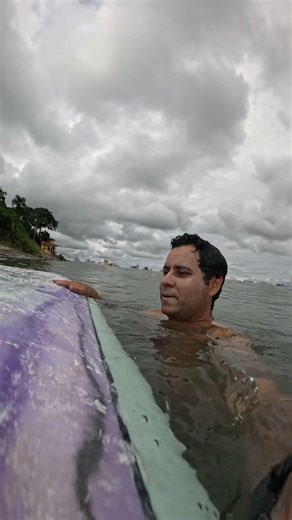 surfando com prancha longboard