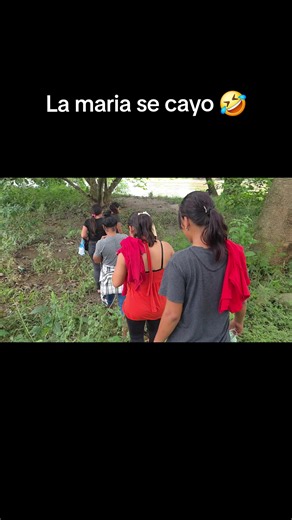 La maria cayo acostada en el rio #caidas #videosderisa #entretenimiento #risa #rio