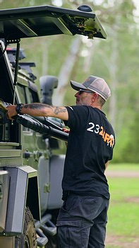 Salv running through the setup of the Saber Super Fly, one of the lightest rooftop tents in the 23ZERO range at just 45 kg. The flexi top design allows you to leave your bedding inside when packed down, while the integrated roof rails mean you don’t lose your carrying capability. It’s quick to set up, easy to use and ideal for modern touring and weekend adventures. | 23 ZERO Australia