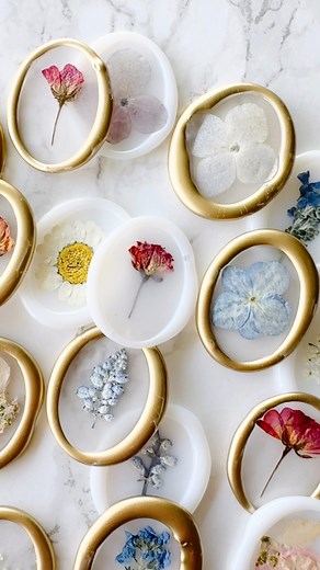 Y’all already know I’m obsessed with pressed flower seals 🌸—but have you tried pressing them with an oval blank stamp? Instant elegance. That shape? It’s pure magic ✨I get tons of questions about the difference between vellum sealing wax and crystal clear hot glue, so here’s the scoop:✨ Vellum wax = more sturdy semi-transparent�✨ Hot glue = flexible totally clearBoth work beautifully with florals—but they give different vibes. Are you Team Vellum or Team Crystal Clear? Drop your fave below! 👇�