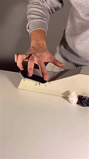 Mateo on Instagram: "Yo Check this out 🔥🤩 . #fingerboard #fingerskate #profingerboard #techdeck #miniature #whowtofingerboard"