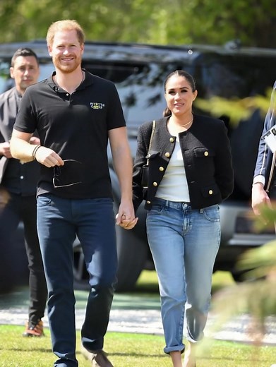 34K views · 57 reactions | “Would Harry still choose her?”  Rare pics of Meghan Markle just leaked — curly hair, awkward smile, and nothing royal about them. See the photos she probably wishes stayed buried… in the comments below  | Nice smile | Facebook