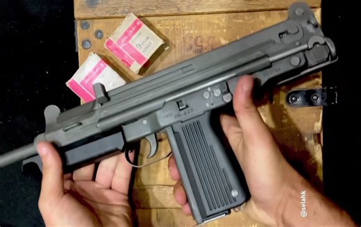 波兰PM84冲锋枪 搭载9毫米鲁格弹药 设计紧凑重量轻便便于携带