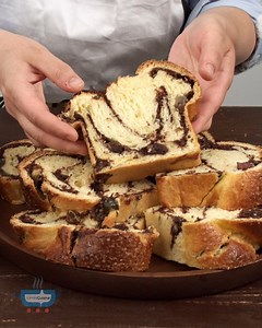 Cozonac cu aluat oparit, o reteta minunata de cozonac super pufos, cu multa umplutura si foarte gustos. Se desface fasii, ramane proaspat mai multe zile si e de-a dreptul delicios! Puneti-l pe lista pentru Paste! INGREDIENTE Pentru aluat: 1 kg faina pentru cozonac 450 ml lapte 250 g zahar 100 ml ulei 100 g unt topit 40 g drojdie proaspata (20g drojdie uscata) 8 galbenusuri 1 lingurita esenta de lamaie 1 lingurita esenta de vanilie coaja de la o lamaie sare Pentru crema: 250 g rahat 150 g zahar p