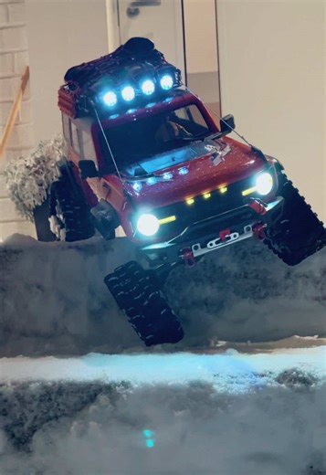 I think it handle going down the stairs much better with Tracks then with Wheels? What do you think? I have to try this with Wheels after the Winter! 😃 #rc #rccrawler #broncoraptor #snowtracks
