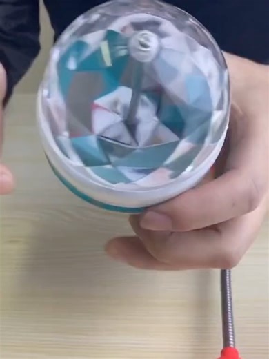 Super Mix Variedades on Instagram: "✨ TRANSFORME QUALQUER AMBIENTE EM UMA FESTA! ✨ 🎉 Chegou no Super Mix a LÂMPADA LED GIRATÓRIA COLORIDA que vira o jogo! Ideal pra festas, aniversários, churrasco, barzinho em casa, loja ou até pra animar o quarto 😍 💡 É só rosquear no bocal comum e pronto: 🔹 Efeito luz de balada 🔹 Cores vibrantes em movimento 🔹 Baixo consumo de energia 🔹 Não esquenta 🔹 Prática e portátil 🔥 Quer deixar o ambiente animado sem gastar muito? Essa lâmpada é sucesso garantido