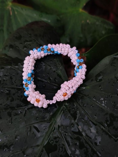 Braceletes na Força das Cobras 🐍 Pulseiras artesanais inspiradas na medicina e no poder das Serpentes, símbolo de transformação, proteção e sabedoria ancestral. Cada bracelete carrega sua própria energia e composição, dentro do mesmo tema das cobras, trazendo detalhes únicos em cada peça. ✨ Produção artesanal ✨ Energia de proteção e renovação ✨ Também feitos sob encomenda 💰 Valor: R$ 85,00 cada 📦 Envio para todo o Brasil 📲 Pedidos: 42 99868-0855 Instagram: @coral_artigosxamanicos @ValentinMa