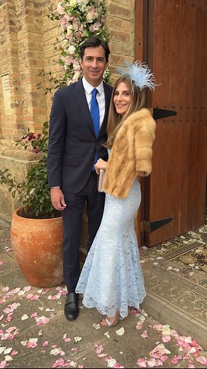 560K views · 1.2K reactions | Como hubo opiniones dividas sobre los mitones, así como hoy nos dividimos para celebrar dos parejas importantes de nuestras vidas, pues me dividí en dos versiones. Y en ambas me sentí feliz. Pd: el tocado no me lo pude quitar porque hay problemas con la peluca después, ustedes entienden. vestido: @luisanicholls ✨ | Marcela García Caballero | Facebook