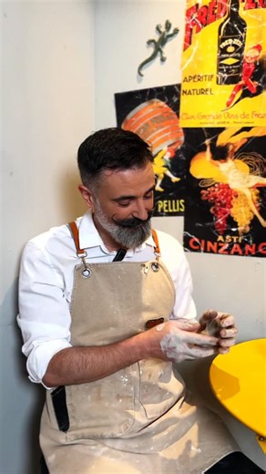 Fango: Pottery Gym on Instagram: "Tú también estás un poco loco. Es parte del oficio. Porque ser ceramista es empezar queriendo hacer una taza… y acabar involucrándote demasiado con óxidos, porcentajes y polvos de origen dudoso. Un día estás tranquilo. Al siguiente discutes con absoluta pasión sobre si ese 0,3% de cobalto se nota o no se nota. Hueles botes, lees etiquetas como si fueran poesía contemporánea y defiendes que esto no es química: es sensibilidad artística. La línea entre ceramista y