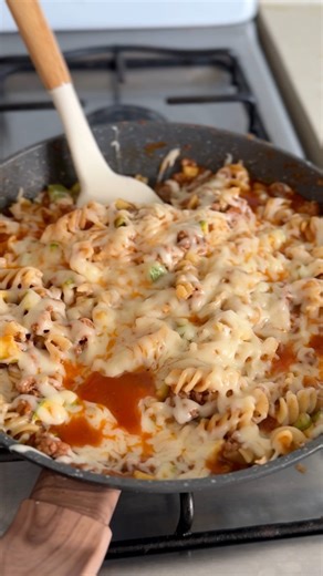 Pasta al sartén Ingredientes: Ajo y cebolla Carne molida (95/5) Para sazonar: orégano, pimienta, sal Salsa de tomate Calabacita Pasta tornillo Queso mozzarella rallado #recetas #comida #pastalover | Nutrióloga Luisa Fernanda