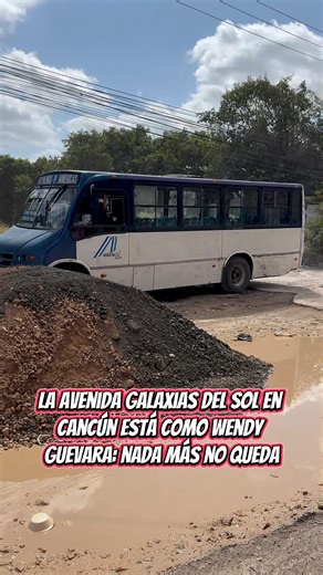 #Cancún | ¡Resulta y resalta que la Galaxias del Sol nada más no queda! ✨💅 La avenida está como mi tía la que se opera y se opera: se hace arreglitos, le meten mano, le dan una "manita de gato" ¡y sigue igual de destruida! Al paso que vamos, va a terminar el 2026 y la calle va a seguir en "proceso". 🚜🚧 ¿Será que ya le hace falta una limpia o de plano ya es pérdida total? 🤔 | Detalle Informativo