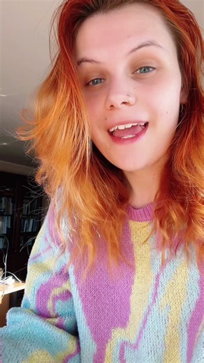 Do you struggle to stay in tune? Try this quick tip. Let me know if you have any questions in the comments 🧚🏼‍♀️ #singingtip #vocalcoach #voice #pitchperfect