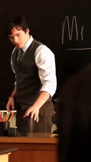 Wissam Adnan on Instagram‎: "Pretty Little Liars 🔹 القصة بإيجاز: مسلسل Pretty Little Liars يركز على حياة أربع صديقات في المدرسة الثانوية في بلدة صغيرة، تتعرضن للتهديد والابتزاز من شخصية مجهولة تُعرف باسم "A"، التي تكشف أسرارهن وتسيطر على حياتهن. تتشابك الأحداث مع العديد من الأسرار، الأكاذيب، والغموض حول من يقف وراء هذه التهديدات، مع تطور العلاقات الشخصية والصراعات العائلية. المسلسل يمزج بين الدراما، الغموض، والإثارة النفسية، مع حبكة متقنة ومليئة بالتقلبات عبر سبعة مواسم. 🔹 سنة الإصدار: 2010 🔹