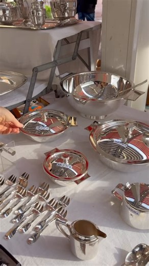 Antique Porcelain on Instagram: "Christofle, Франция Изысканный набор сервировочной посуды из серебряного покрытия — воплощение французского шика и безупречного вкуса. Идеален для торжественной сервировки, коллекции или роскошного подарка. Оригинал. Отличное состояние. ———————————- Christofle, France This exquisite silver-plated serving set is the epitome of French chic and impeccable taste. Ideal for formal table settings, collections, or luxurious gifts. Original. Excellent condition. #антиква