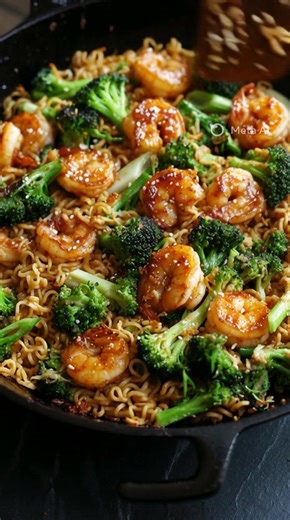 Garlic Shrimp Ramen Stir Fry: A 30-minute meal incorporating flavorful garlic shrimp and broccoli. #garlic #shrimp #garlicshrimp #ramen #stirfry