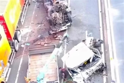 Tông đuôi container đậu trên đường, xe đầu kéo bay mất cabin