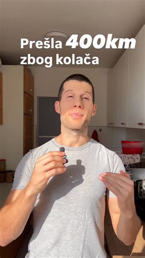 NAJSLAĐI zdravi slatkiši on Instagram: "Prešla 400km zbog kolača 🚗🍰 Devojka došla iz Niša da preuzme paket 📦 Razmisli sekundu ⏱️ Ako misliš da su ovo „još jedni zdravi kolači” — objasni ovo 👇 Toliko se putuje zbog mora 🌊 A ona — zbog zdravih slatkiša 🥥🍫 Kad mi neko kaže: „Skupi kolači” 💬 setim se nje. Prešla pola Srbije 🛣️ Ne zato što „nešto nije u redu” so njom— nego zato što zna kvalitet i osećaj koji dobija ✨ Kao kad ti nije dobro — ne tražiš najbližeg doktora, nego najboljeg 👨‍⚕️🏆