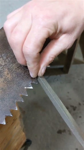 How to quickly and easily sharpen a large handsaw #tools #sawblade #strabostrabon