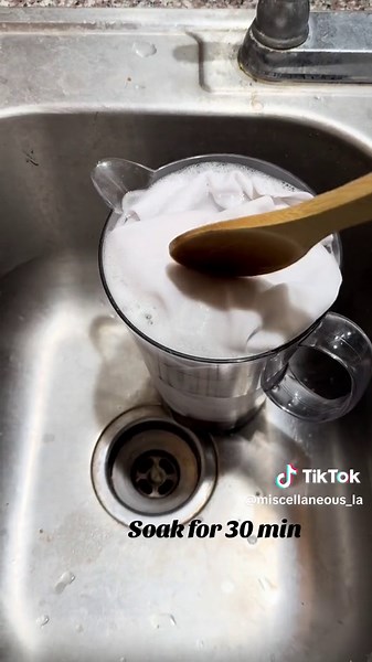 Another Oxyclean video, how to do it. 1.warm water with handful of oxy 2.place shirt or jersey in the water for 30 min 3.remove and rinse 4. Throw in washer and dryer. With some more oxyclean if you want or use regular detergent 5. Pray stains come off 🙏🏽#oxyclean #dodgersjersey #stainremover