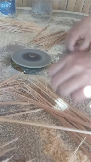 Creación de Artesanía con Palos de Bambú