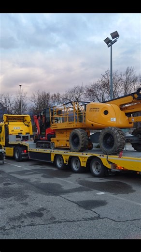 🚛 Quand ton parking ressemble à un salon du poids lourd… 👀 Combien de camions voyez-vous ? Semi-remorque chargée ✅ Camions alignés ✅ Planning parfaitement organisé ✅ On ne sait plus où les ranger… Mais on adore ce genre de “problème” 😎 Merci à nos clients pour leur confiance. Merci à nos équipes toujours d'attaque pour leur efficacité. Alors, verdict ? 👉 Combien de camions avez-vous comptés ? Dites-le nous en commentaire ! 👇 📍 Savoie & Haute-Savoie 📩 Besoin d’un transport ? Contactez-nous
