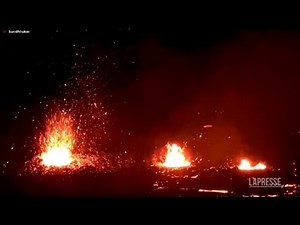Islanda, erutta ancora il vulcano a Grindavik: lo spettacolo delle fontane di lava