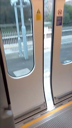 Elizabeth line British Rail Class 345 doors opening