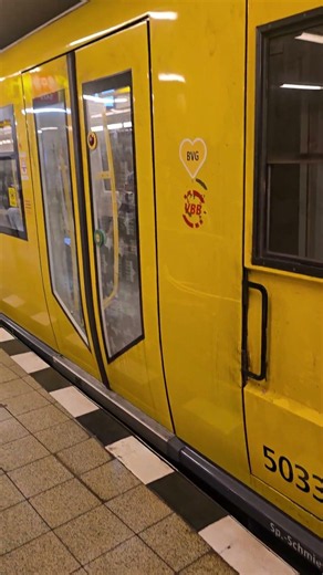 Ein und Ausfahrt vom H01 5033 am U-Bahnhof Möckernbrücke U7 U-Bahn Berlin