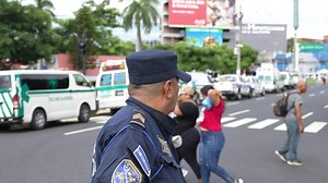 En la capital de nuestro país se celebran las fiestas agostinas en honor al Divino Salvador del Mundo. Nuestra Policía Nacional Civil, con el apoyo de estudiantes de la ANSP El Salvador, brindan seguridad con el fin de verificar que las actividades se desarrollen en orden y garantizar que nuestra población disfrute en un ambiente de libertad y tranquilidad. #Seguimos 🇸🇻 | Gustavo Villatoro