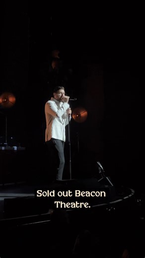 Mr. Christmas getting the Beacon in the holiday spirit 😍🎄 Brett Eldredge | Beacon Theatre