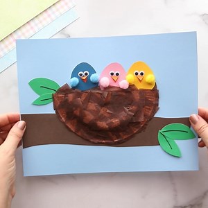 Make these adorable paper plate birds with your kids and bring a little more sunshine into the home. Check out how easy they are to make>> https://www.madetobeamomma.com/paper-plate-bird-craft/ | Made to be a Momma