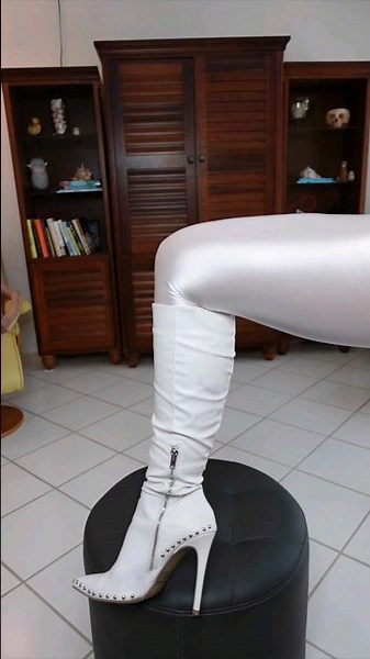 Shiny Spandex Leggings & Boots 🤍