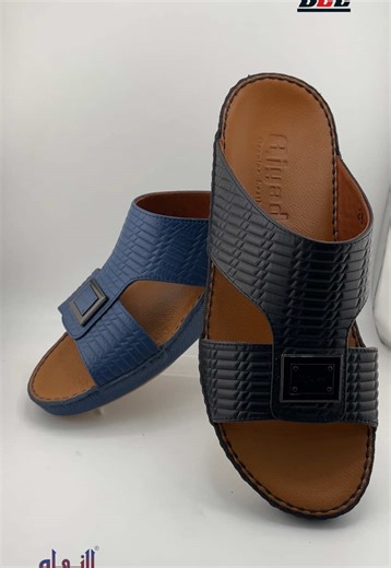 This Arabic sandal features a finely textured upper with an elegant embossed pattern that adds depth and a premium feel. The wide dual-strap design offers a balanced blend of strength and comfort, highlighted by a sleek metallic logo detail for a modern finish. The smooth footbed ensures all-day comfort, while the neatly stitched sole reflects quality craftsmanship and durability. A perfect fusion of traditional Arabic style and contemporary design✨ 🔴 Check our latest model 📌 made in Thailand 
