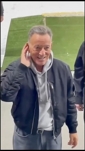 Bruce Springsteen greets a young fan after the concert in Lille, France 🇫🇷 (05/24/2025)