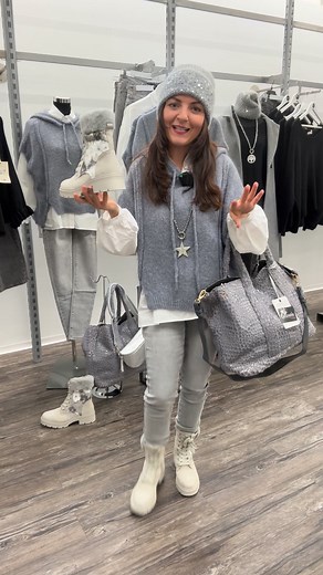 Achtung: das Outfit ist mittlerweile ausverkauft!! ✨ Cosy & Cool in Grau! ✨ Wenn Komfort auf Style trifft 💫 Ich liebe diesen Look – kuscheliger Strick, lässige Jeans und ein Hauch Glitzer für die kalten Tage ❄️🩶 Perfekt für einen Stadtbummel oder einen gemütlichen Nachmittag mit Freunden ☕ #ootd #winterlook #fashioninspo #cosystyle #greyoutfit #fashionlover #streetstyle #winterfashion | Elisada
