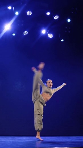 Mesmerizing Contemporary Dance Solo by Talented Performer