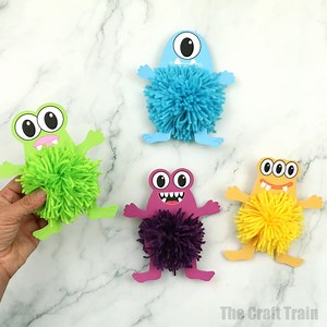 Super cute fluffy yarn monsters with printable template. Get yours here: https://www.thecrafttrain.com/yarn-monsters-made-with-pom-poms/ | The Craft Train