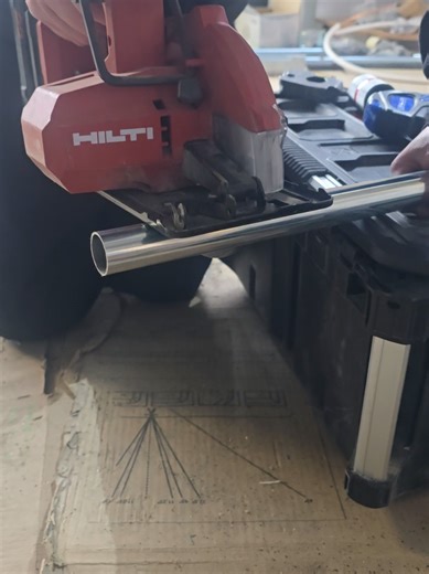 Ръчният циркуляр Hilti SC 6ML 22 реже бързо, чисто и точно – не само дърво, а и метални тръби, профили и листов материал. Мощен безчетков мотор, стабилен захват и прецизен контрол за професионални резултати на обекта. ✔️ Подходящ за метал и дърво ✔️ Бърз и гладък разрез ✔️ Компактен и удобен ✔️ Истинска Hilti здравина 🔧 Ако търсиш машина, която не се плаши от метал – това е тя. Един трион – без компромиси! #plamko #HILTI #tools #майстор #инструмент @Владимир Стоянов @Hilti North America @Hilti 