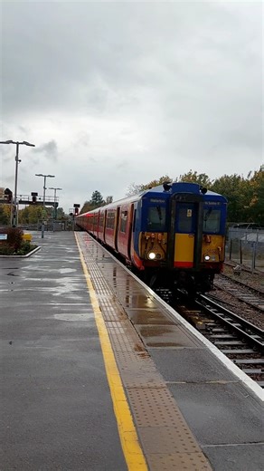SWR Class 455 arrives at Surbiton
