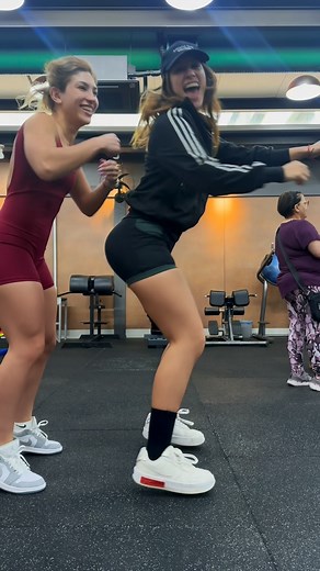 ter uma amiga que pega mais peso que você é sempre um ótimo incentivo para o leg day 💪🏼 | Isa Brisa