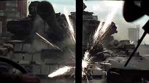 1995年11月24日は『007／ゴールデンアイ』が公開された日。同作から、サンクトペテルブルク市街地で繰り広げられる迫力満点の戦車チェイスシーンをお楽しみ下さい。重量42トンもあるこの旧ソ連軍の戦車はスタッフのお気に入りで、“メタル・ミッキー”という愛称まで付けられたそう。 | James Bond 007