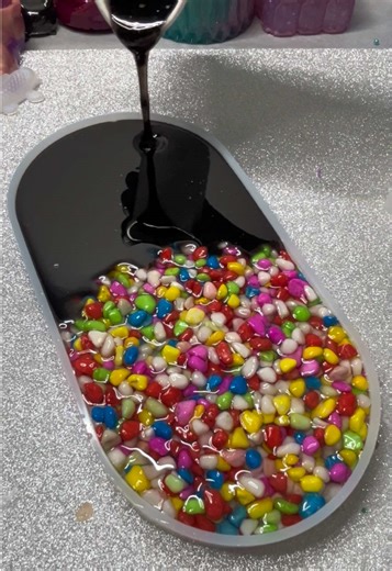 I shouldn’t have done this. . . . . . #resinart #resinreveal #oddlysatisfying #colormixing #shouldImixthese