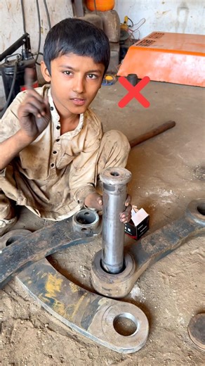 Pakistani little welder for fitting excavator bucket new bush #shorts #excavator #viral
