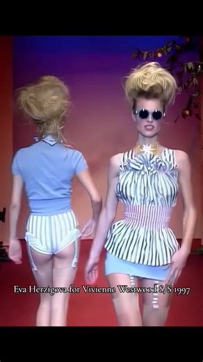 #EvaHerzigova for #VivienneWestwood S/S 1997 #supermodels #catwalk #horsewalk