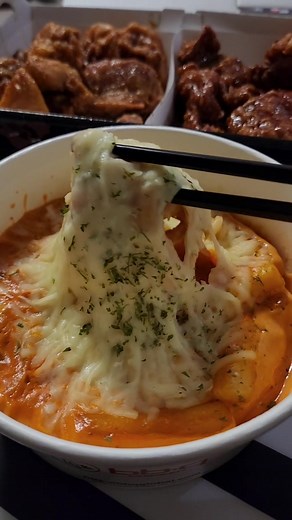 Call me a Profound Tteokbokki, thanks #koreanrosetteokbokki #tteokbokkicouple #cheesetteokbokki #thekeeneater #bbqchicken #tteokbokki