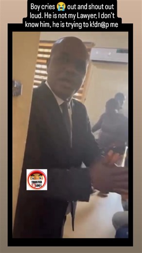 Trustedblog1 🇳🇬🇺🇸🇱🇧🇬🇧 on Instagram: "Boy cries 😭 out and shout out loud. He is not my Lawyer, I don’t know him, he is trying to k!dn@p me! A boy in police custody shout . Things Dey happen o"