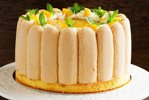 Bûche de Noël : Cyril Lignac partage sa recette inspirée de la charlotte aux fruits